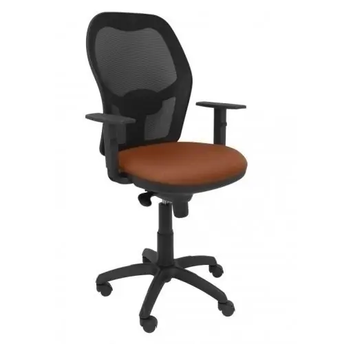 Silla Piqueras y Crespo Jorquera Brazos Regulables Mecanismo Sincro con Regulador de Tension Respaldo de Malla Negra y Asiento Tapizado Bali Marron Favorito De Clientes